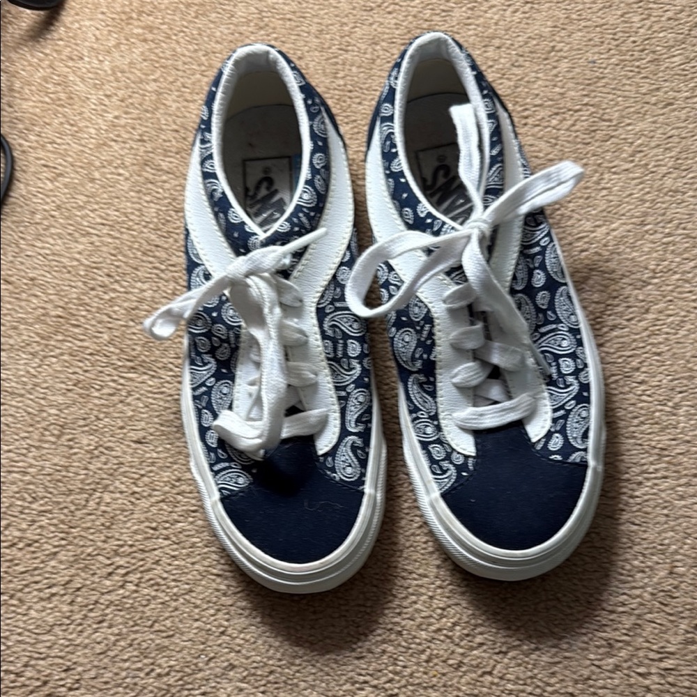 Vans Women's Sneakers - Navy and White Paisley